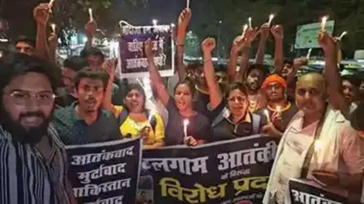 पहलगाम आतंकी हमले के खिलाफ पटना में कैंडल मार्च